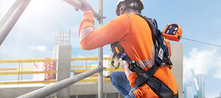 A 3M user utilizes 3M fall protection harnass for a job at height.