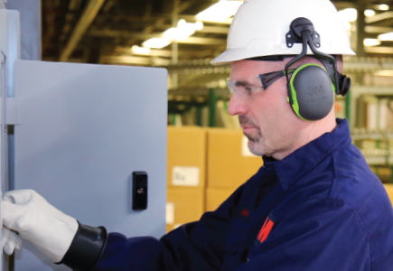 A 3M user safeguards his ears with 3M earmuffs as he focuses on a tough job.