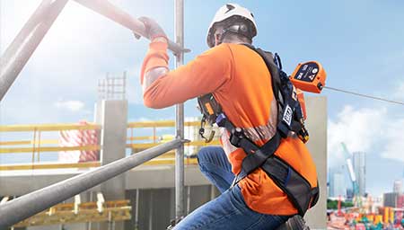 A 3M user utilizes 3M fall protection harnass for a job at height.