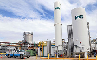 Two people inspecting part of an installation for FLOXAL™ on-site nitrogen gas generation for food production and processing.