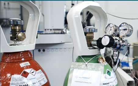 Alphagaz in SMARTOP cylinders in a laboratory