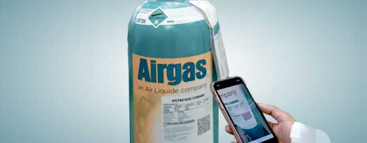 A customer scanns a QR code on a cylinder using the app