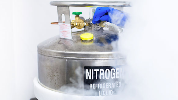 A nitrogen liquid cylinder sorrounded by a cloud of freezing gas