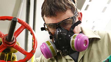 A worker wearing a Honeywell North(r) 7600 Series Full Facepiece mask on the job.