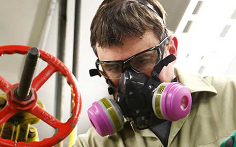 A worker wearing a Honeywell North(r) 7600 Series Full Facepiece mask on the job.